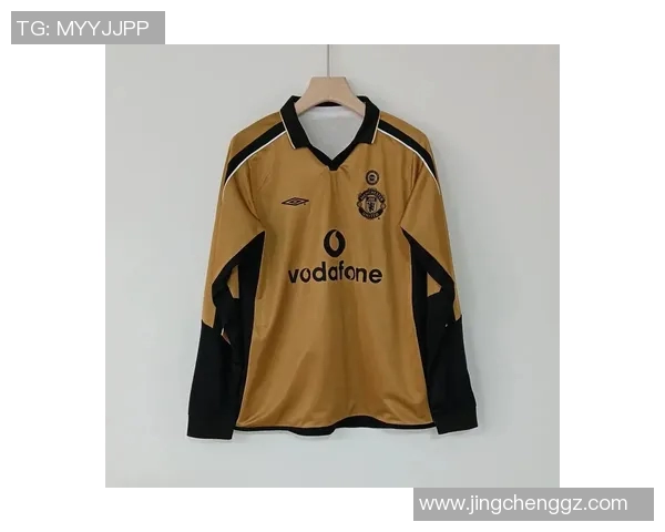 足球明星卷发搭配中长款球衣展现时尚与运动的完美结合 足球明星卷发搭配中长款球衣展现时尚与运动的完美结合